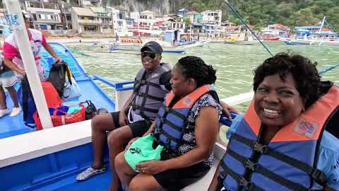 ADVENTURE - My First Time Island Hopping in Palawan - Getting on the Boat